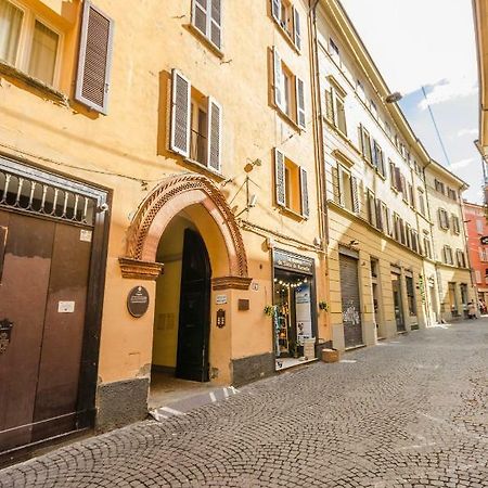 Lupari Apartment, Palazzo Storico Sotto Le Due Torri Bologna Kültér fotó