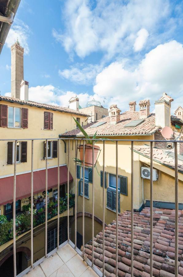 Lupari Apartment, Palazzo Storico Sotto Le Due Torri Bologna Kültér fotó