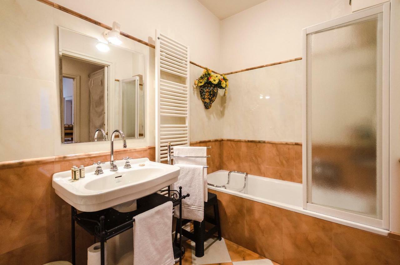 Lupari Apartment, Palazzo Storico Sotto Le Due Torri Bologna Kültér fotó