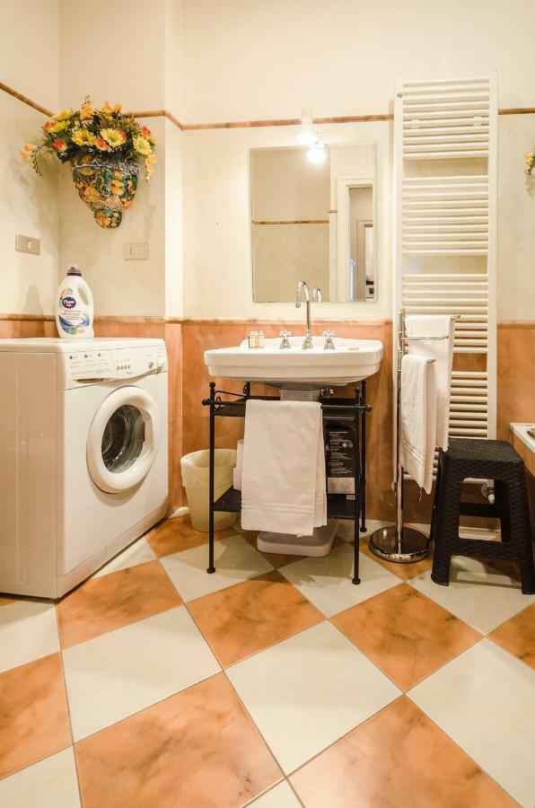 Lupari Apartment, Palazzo Storico Sotto Le Due Torri Bologna Kültér fotó